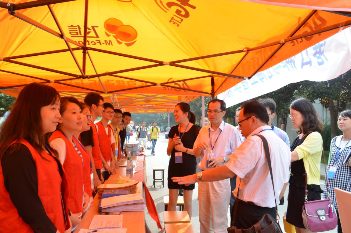 学院领导慰问新生接待点