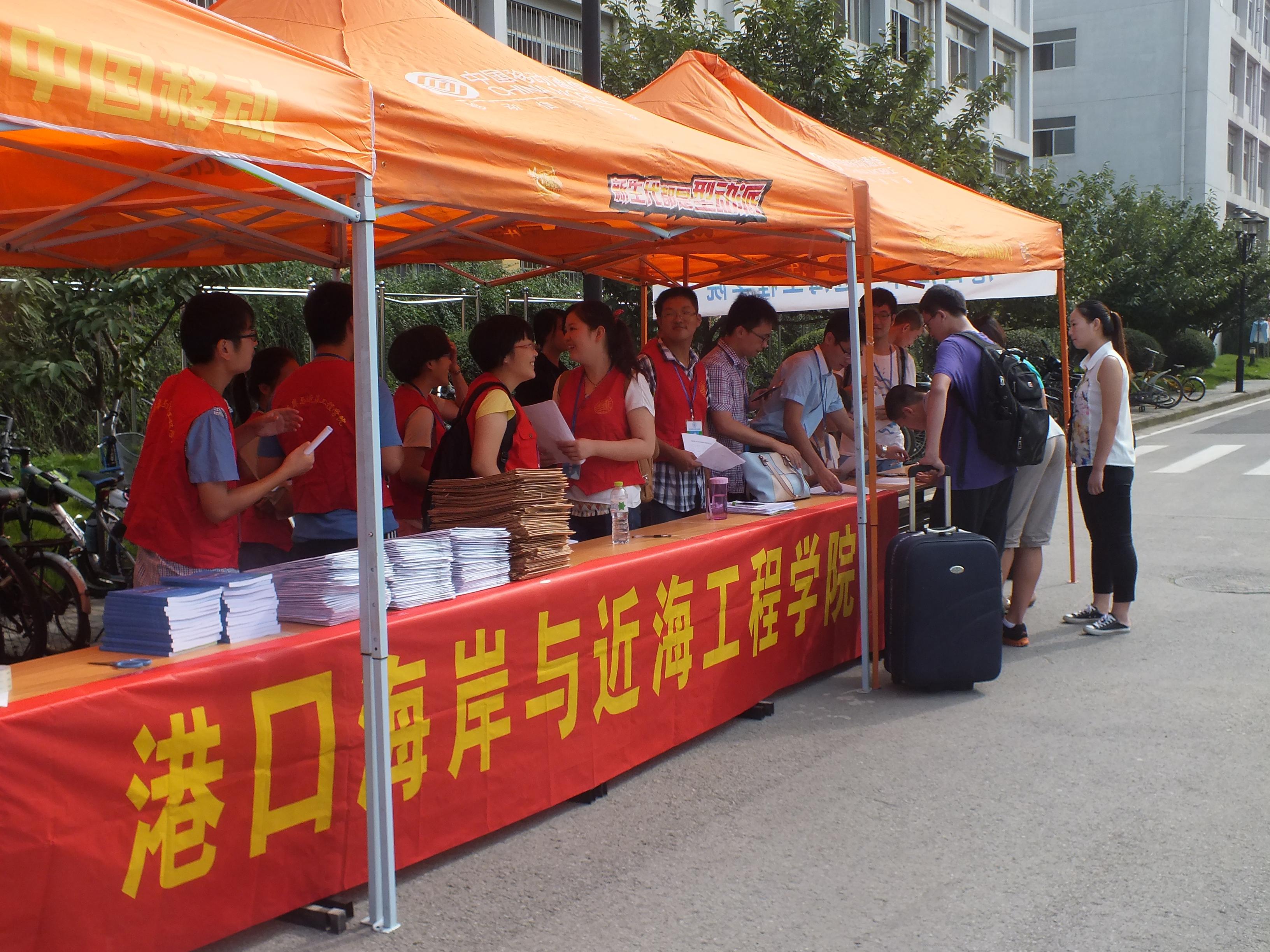 红色小马甲在接待点服务